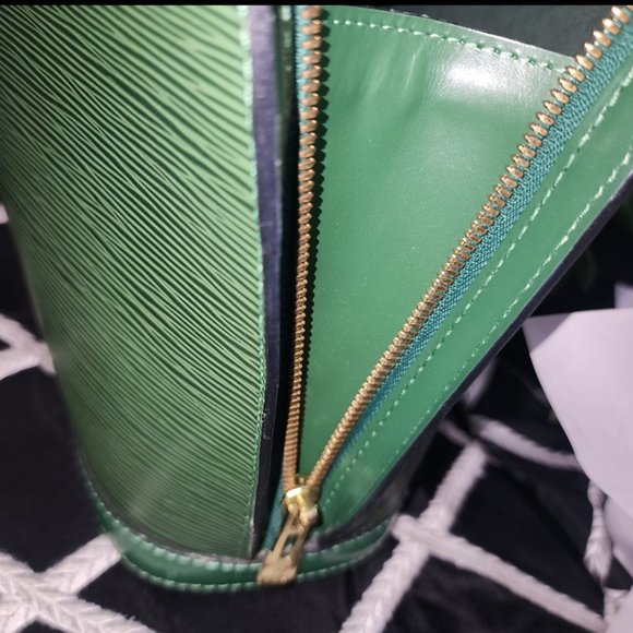 VV Good Used Condition Authentic Louis Vuitton Epi Leather Shoulder Bag - Picture 16 of 16